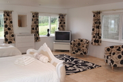 Feature_another_view_of_the_living_area_1_0